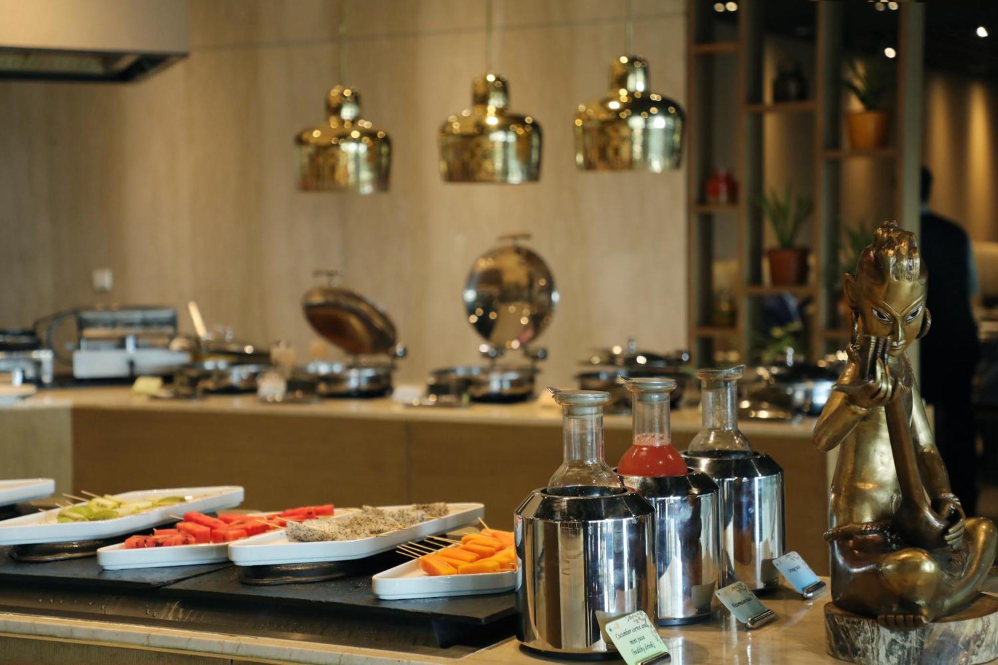The Leela Ambience Convention Hotel Delhi Нью-Делі Екстер'єр фото A buffet at a hotel