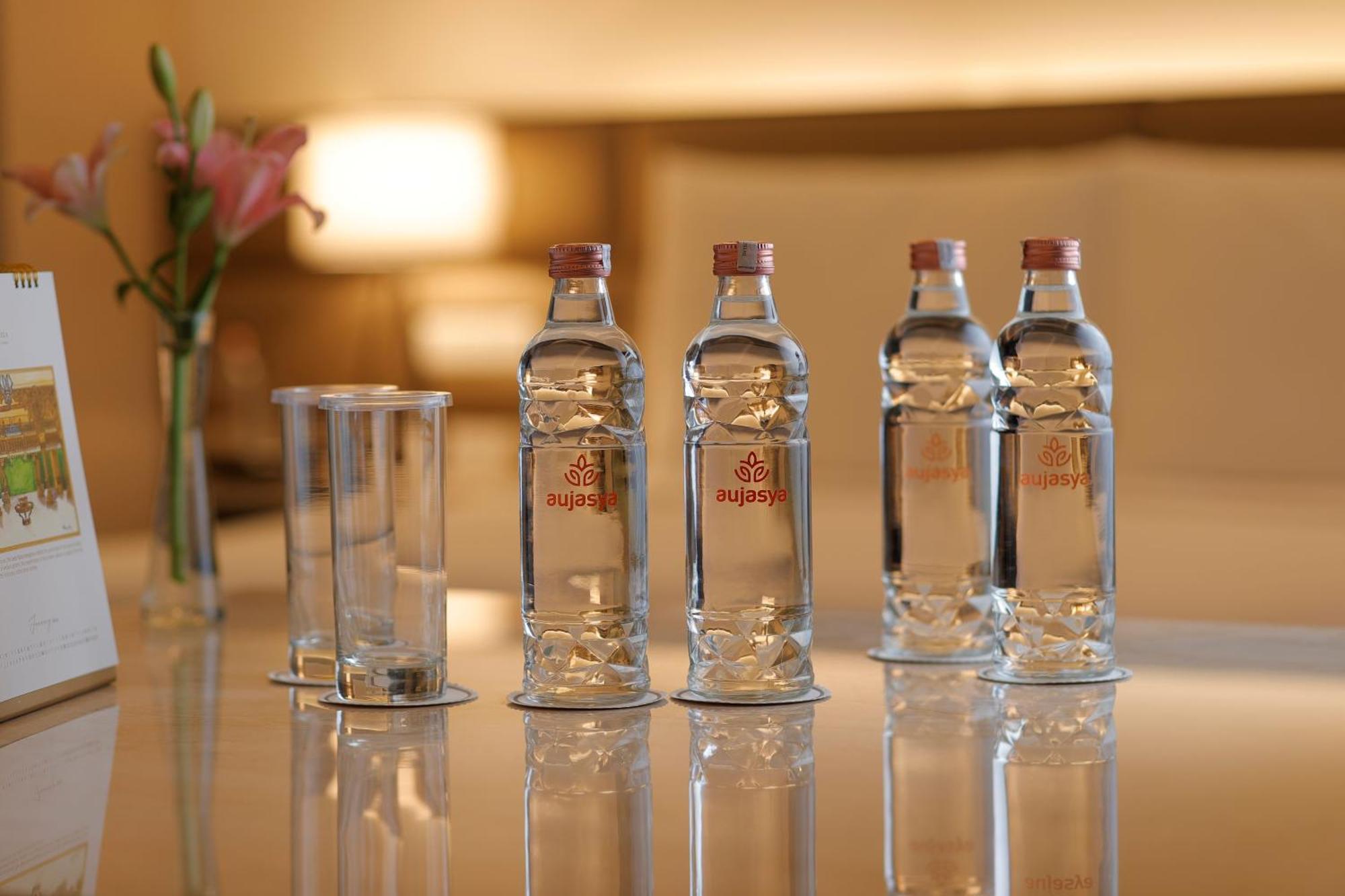 The Leela Ambience Convention Hotel Delhi Нью-Делі Екстер'єр фото Bottled water