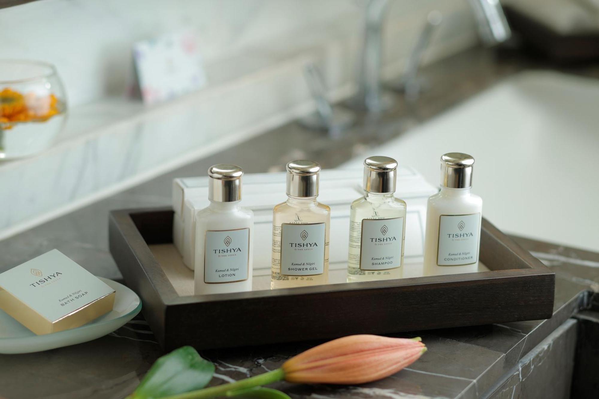 The Leela Ambience Convention Hotel Delhi Нью-Делі Екстер'єр фото A selection of toiletries by ESPA