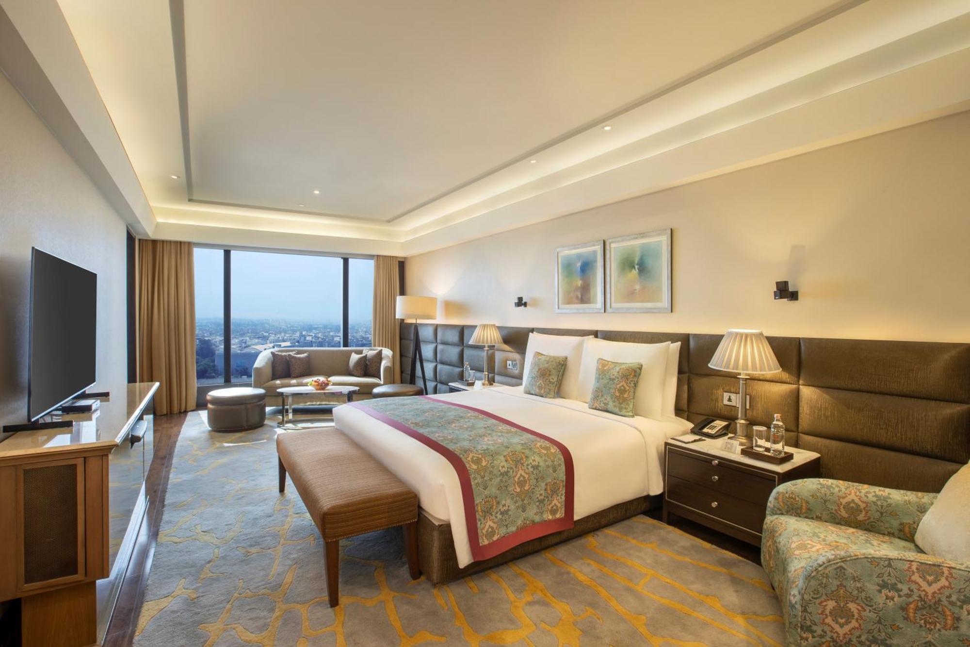 The Leela Ambience Convention Hotel Delhi Нью-Делі Екстер'єр фото A suite at the Taj Bengal