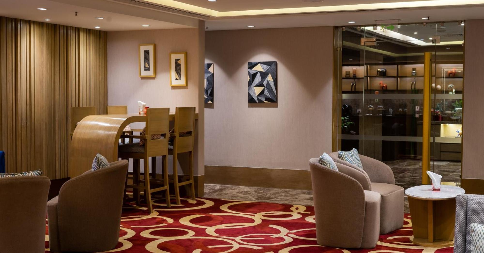 The Leela Ambience Convention Hotel Delhi Нью-Делі Екстер'єр фото The interior of the lounge