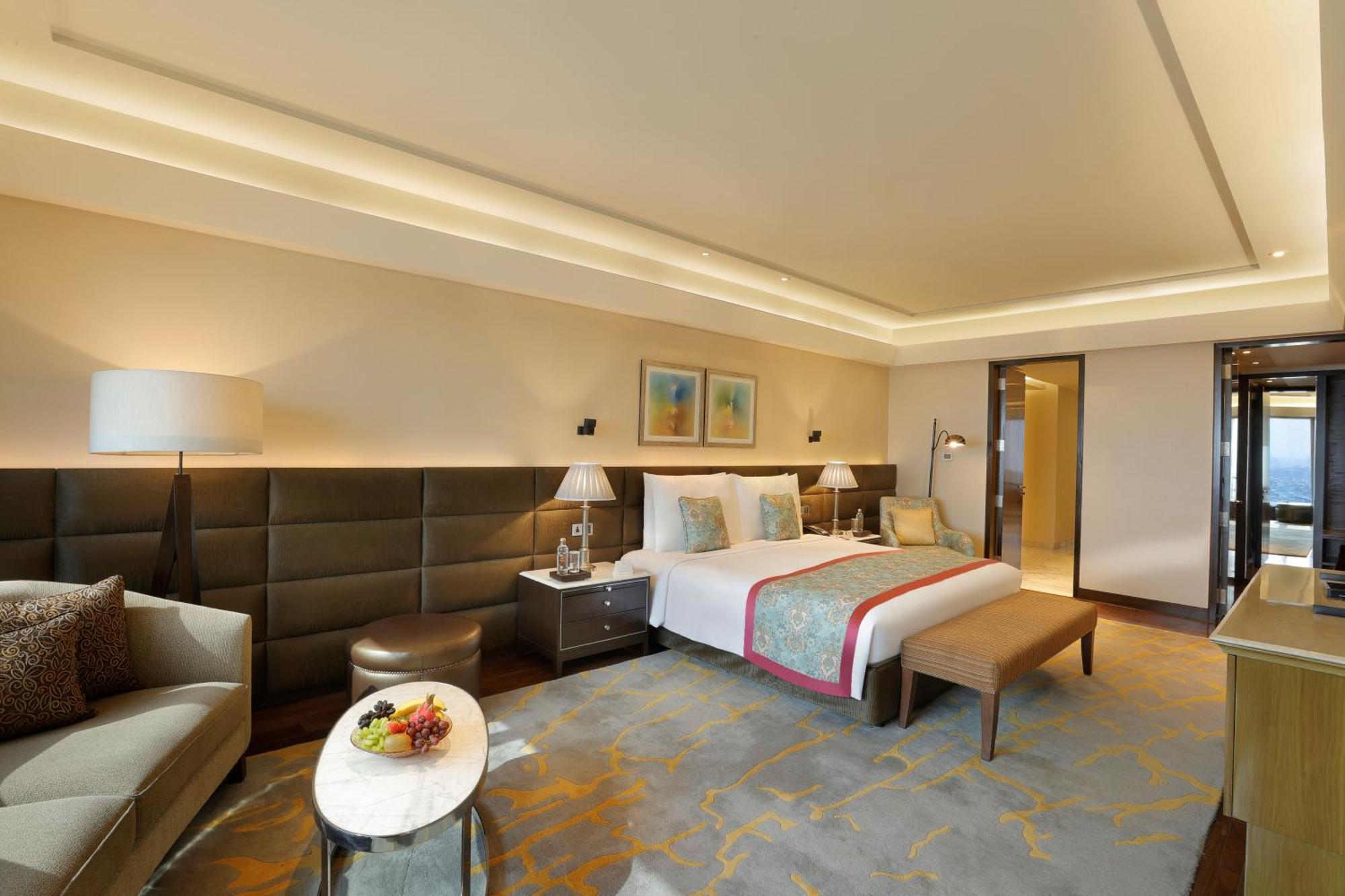 The Leela Ambience Convention Hotel Delhi Нью-Делі Екстер'єр фото A suite at the hotel