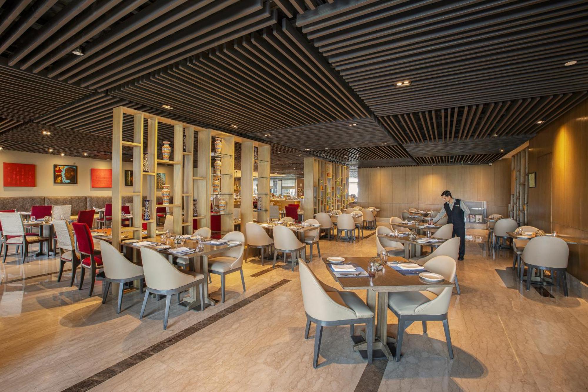 The Leela Ambience Convention Hotel Delhi Нью-Делі Екстер'єр фото The restaurant