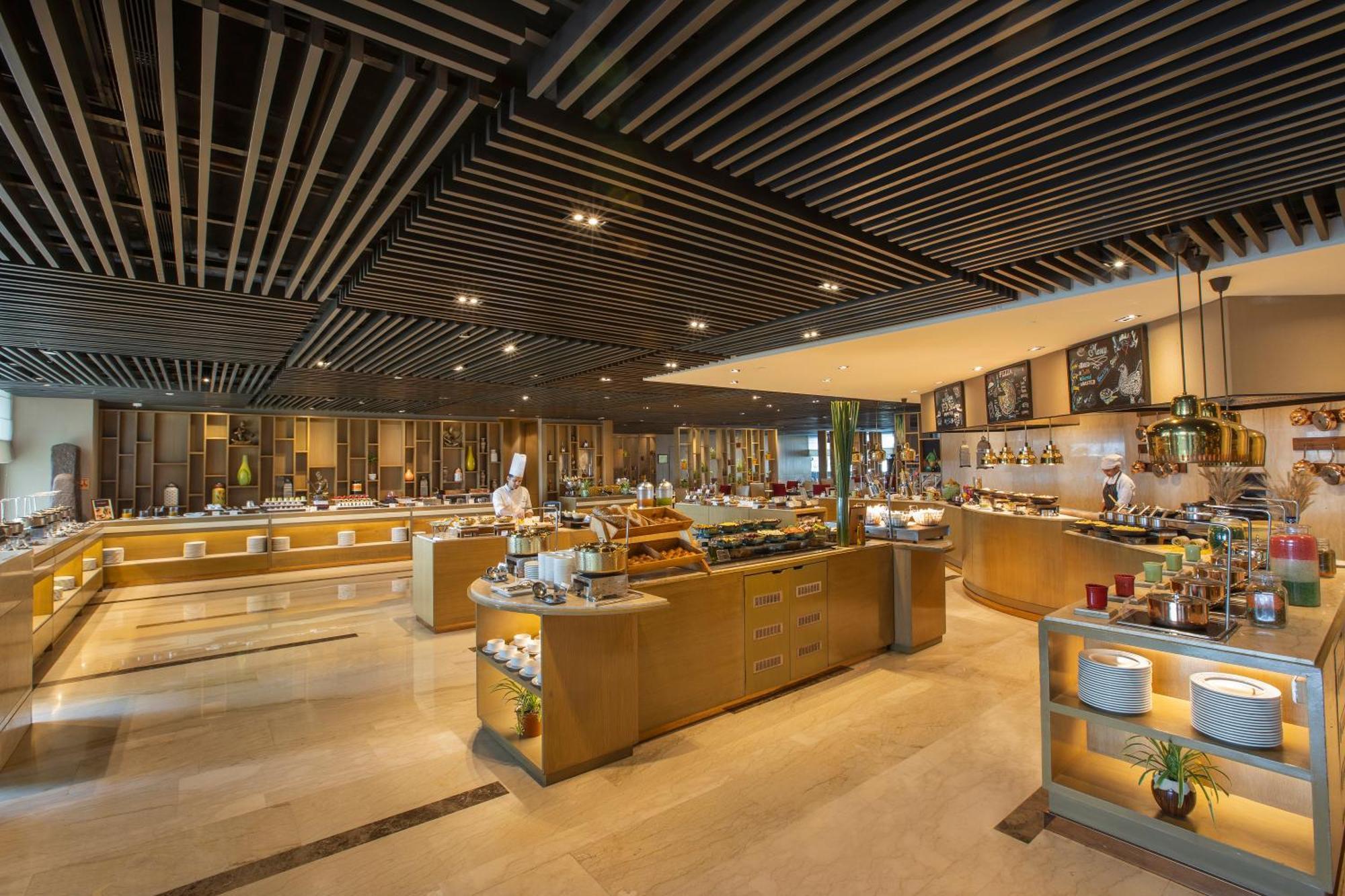 The Leela Ambience Convention Hotel Delhi Нью-Делі Екстер'єр фото The buffet at the hotel