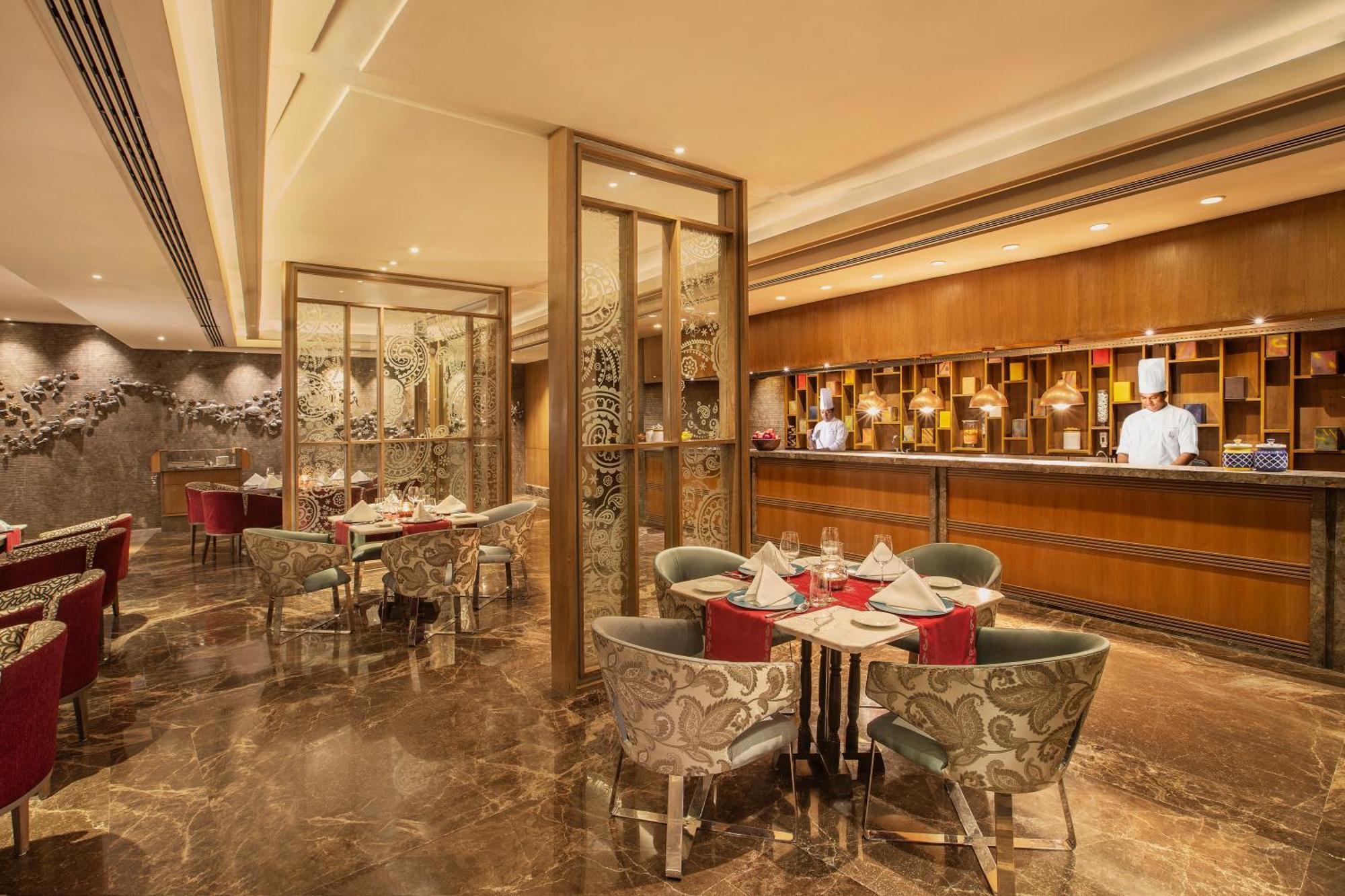 The Leela Ambience Convention Hotel Delhi Нью-Делі Екстер'єр фото The Bar