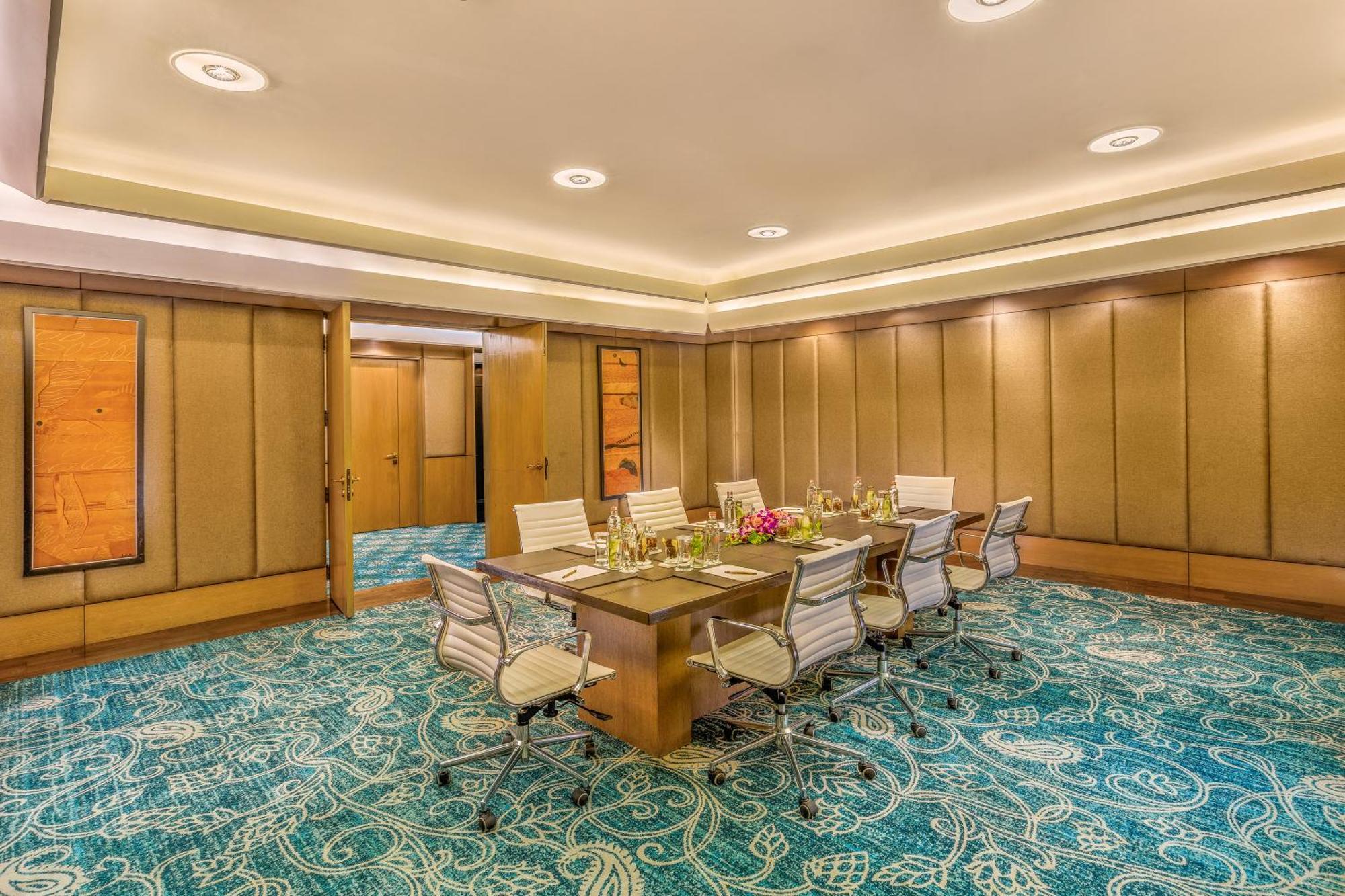 The Leela Ambience Convention Hotel Delhi Нью-Делі Екстер'єр фото Meeting room at the hotel