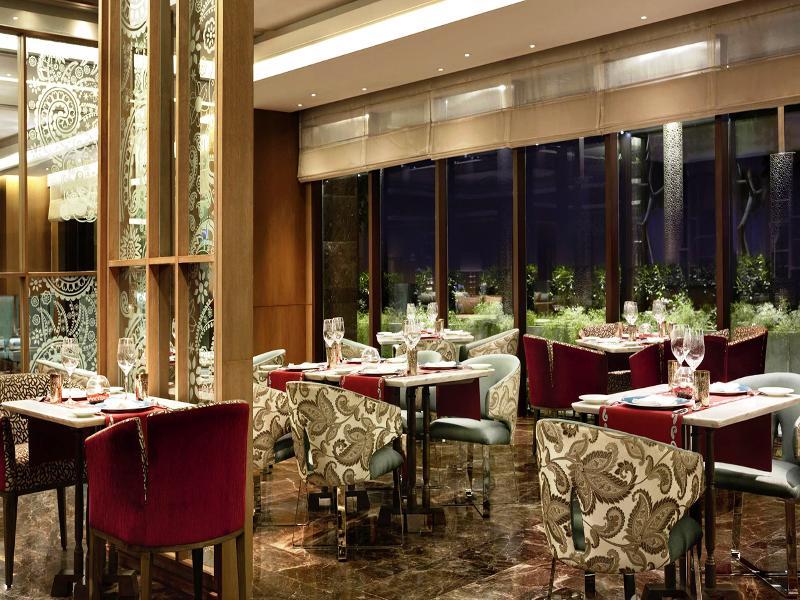 The Leela Ambience Convention Hotel Delhi Нью-Делі Екстер'єр фото The restaurant