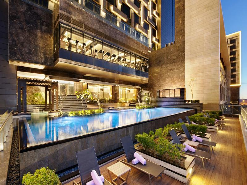 The Leela Ambience Convention Hotel Delhi Нью-Делі Екстер'єр фото The swimming pool at the hotel