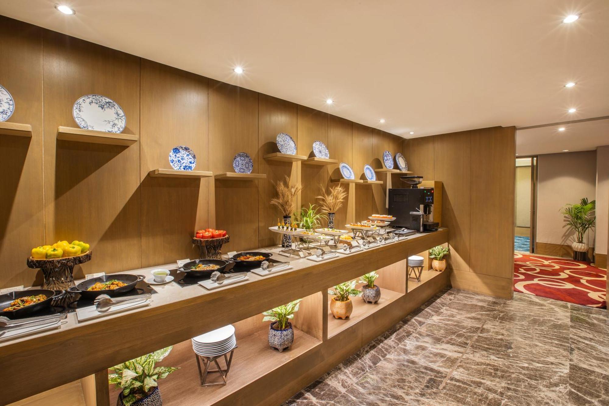 The Leela Ambience Convention Hotel Delhi Нью-Делі Екстер'єр фото The Club Lounge at the hotel