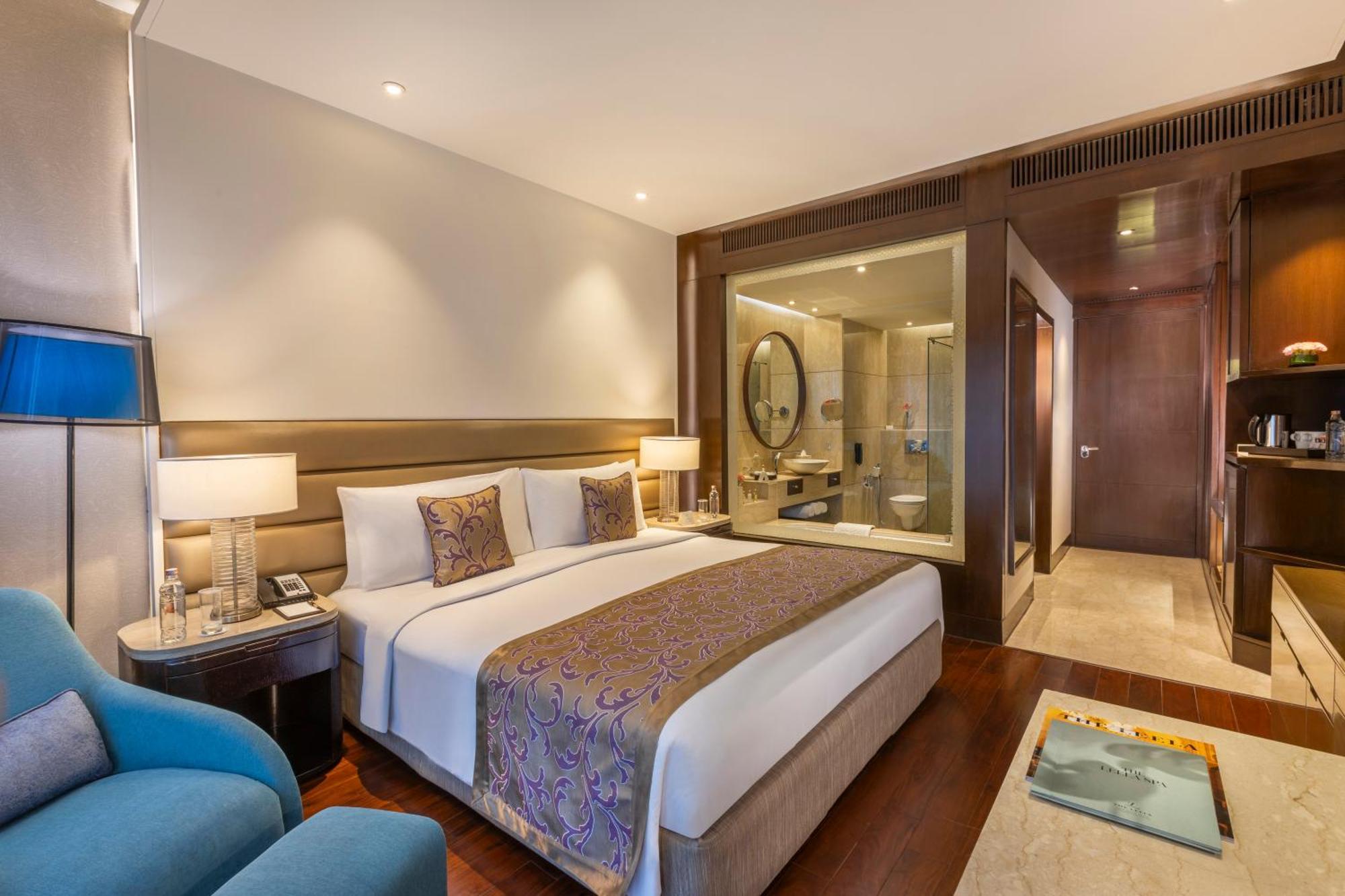 The Leela Ambience Convention Hotel Delhi Нью-Делі Екстер'єр фото A room at the Taj Bengal