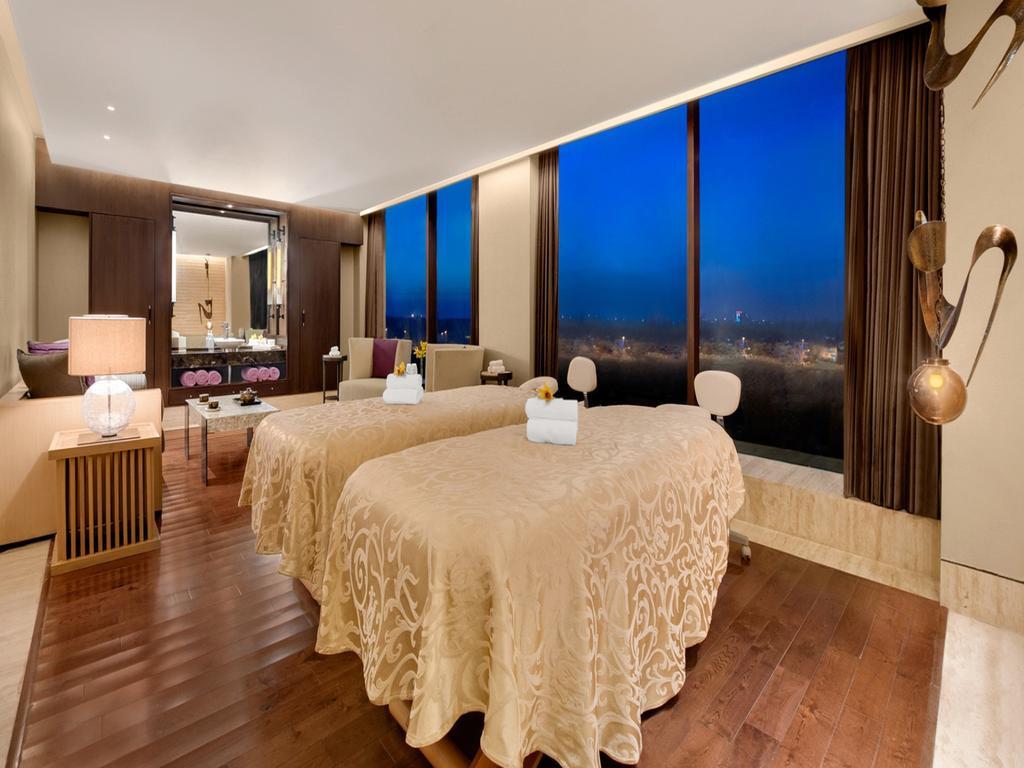 The Leela Ambience Convention Hotel Delhi Нью-Делі Екстер'єр фото The Spa at The Ritz-Carlton, Dubai