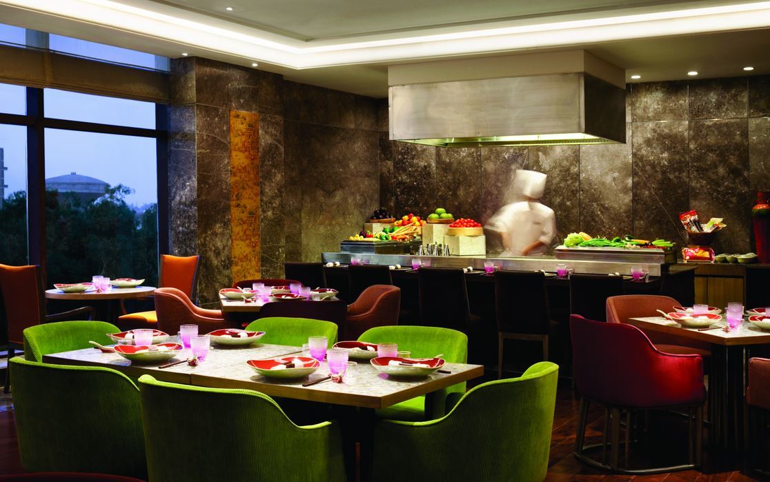 The Leela Ambience Convention Hotel Delhi Нью-Делі Екстер'єр фото The restaurant