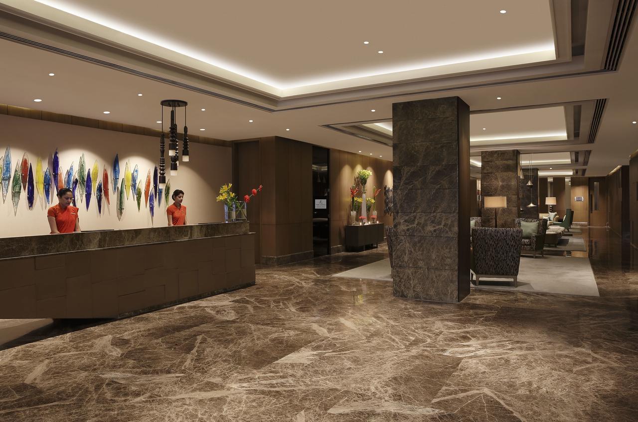 The Leela Ambience Convention Hotel Delhi Нью-Делі Екстер'єр фото The lobby of the hotel