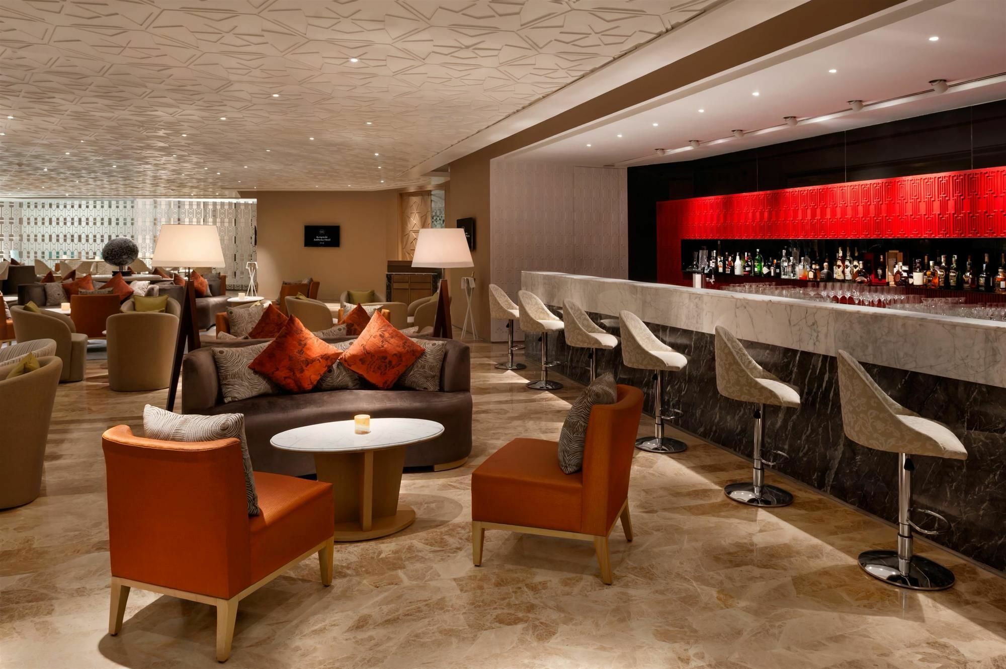 The Leela Ambience Convention Hotel Delhi Нью-Делі Екстер'єр фото The bar at the lounge